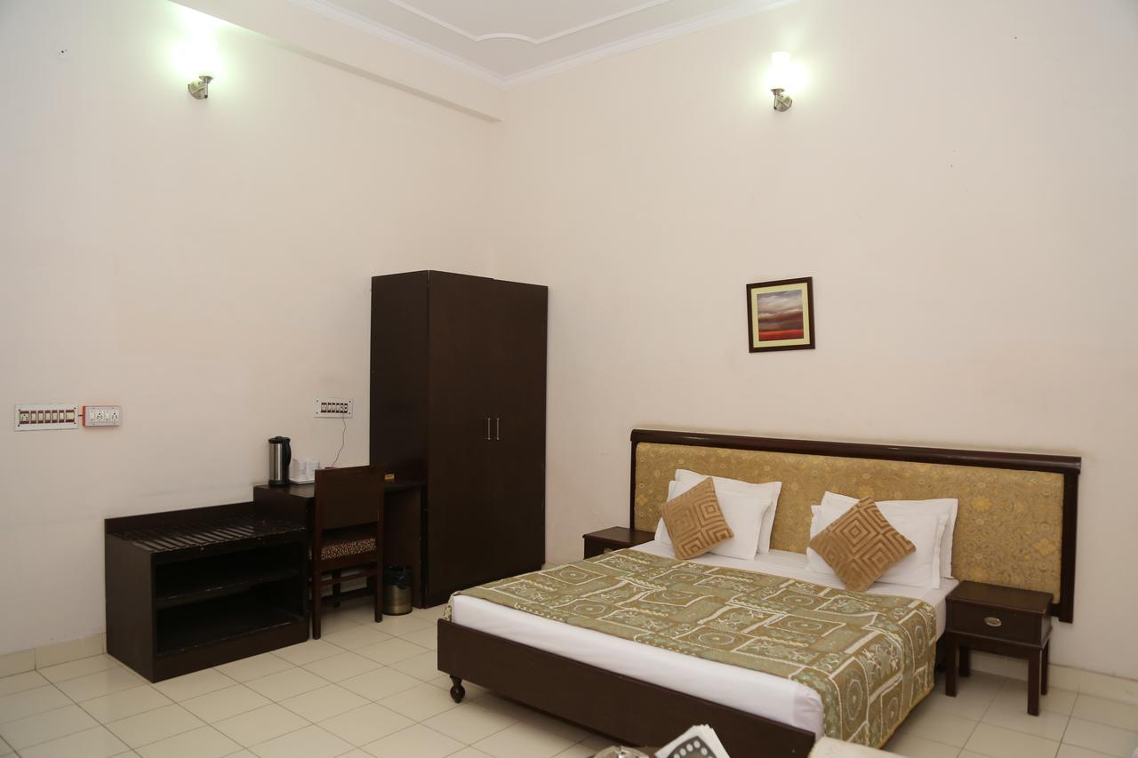 Gulmohar Sariska Resort Bairāt Exterior photo